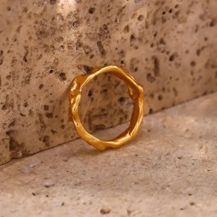 Bague en acier inoxydable plaquée or 18 carats élégante et hypoallergénique pour femmes occasions spéciales minimaliste design moderne et durable