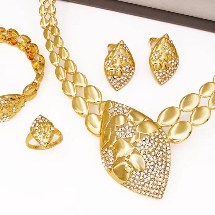 Ensemble de bijoux en or plaqué et rhodium imité avec collier, boucles d'oreilles, bague et bracelet pour femmes élégantes et sophistiquées pour occasions formelles et cadeaux de fête de mariage