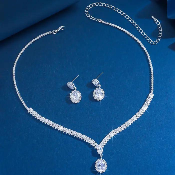 Ensemble collier et boucles d'oreilles en zircon - un bijou simple mais luxueux, au toucher sophisti