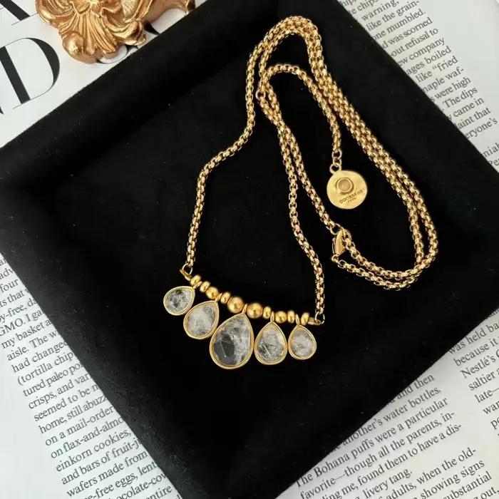 Collier pour femme en alliage de cuivre style mode européenne et américaine chaîne élégante pour tenue quotidienne ou occasion spéciale