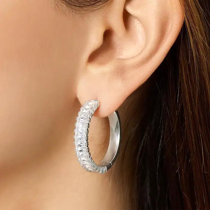 Boucles d'oreilles créoles à charnière avec pierres blanches pavées