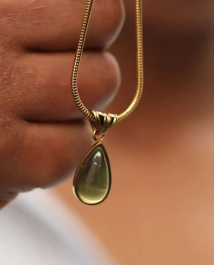 Collier pendentif délicat plaqué or pour femme. Avec larme en pierre verte naturelle. Bijoux pour tous les jours et fêtes