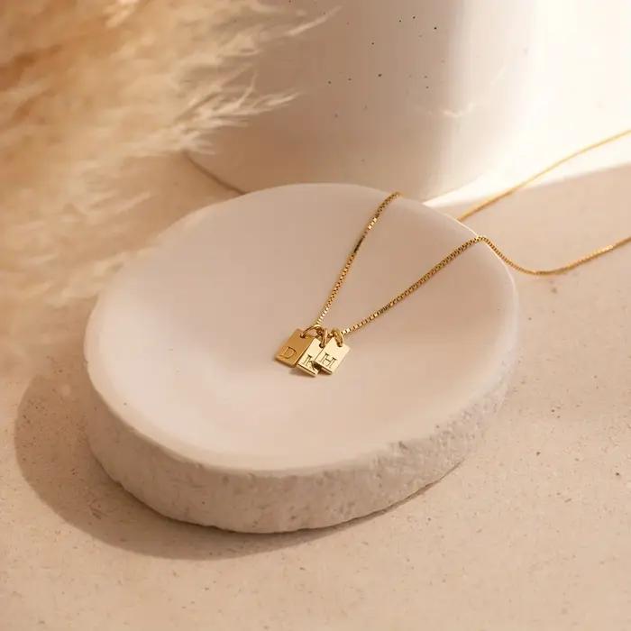 Collier personnalisé avec pendentif initial et lettres en acier inoxydable plaqué or pour femmes occasions spéciales soirees elegance