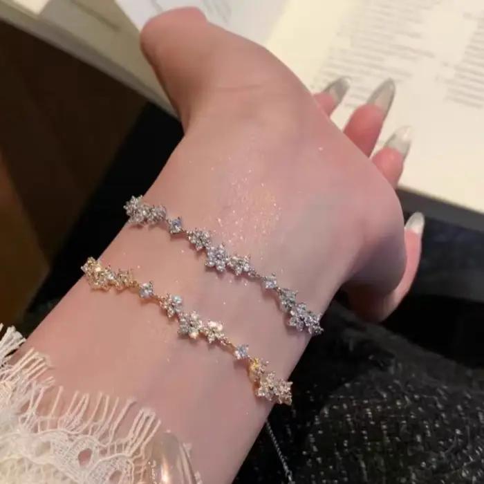 Bracelet fleur en zircone cubique scintillante pour femmes en alliage de zinc avec réglage de la lunette pour usage quotidien et soirées élégantes