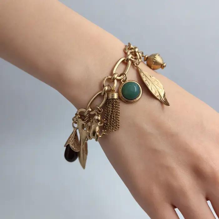Bracelet à pampilles dorées et pierres précieuses