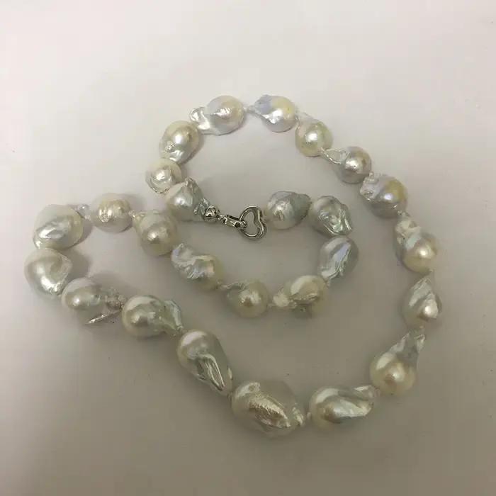 Grand collier de perles baroques d'eau douce naturelles