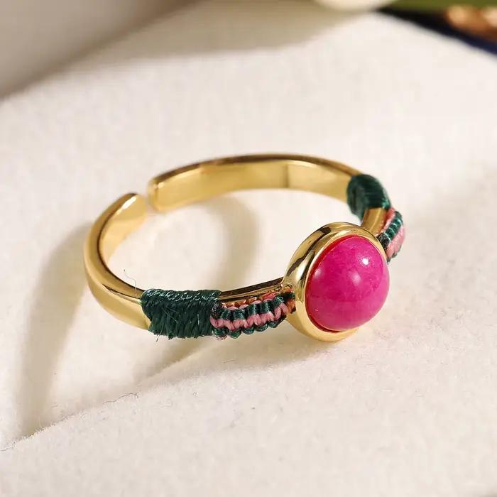 Bague en or plaqué 18 carats avec pierre rose exquise, design en fil tissé à la main, bijoux durables et hypoallergéniques pour femmes