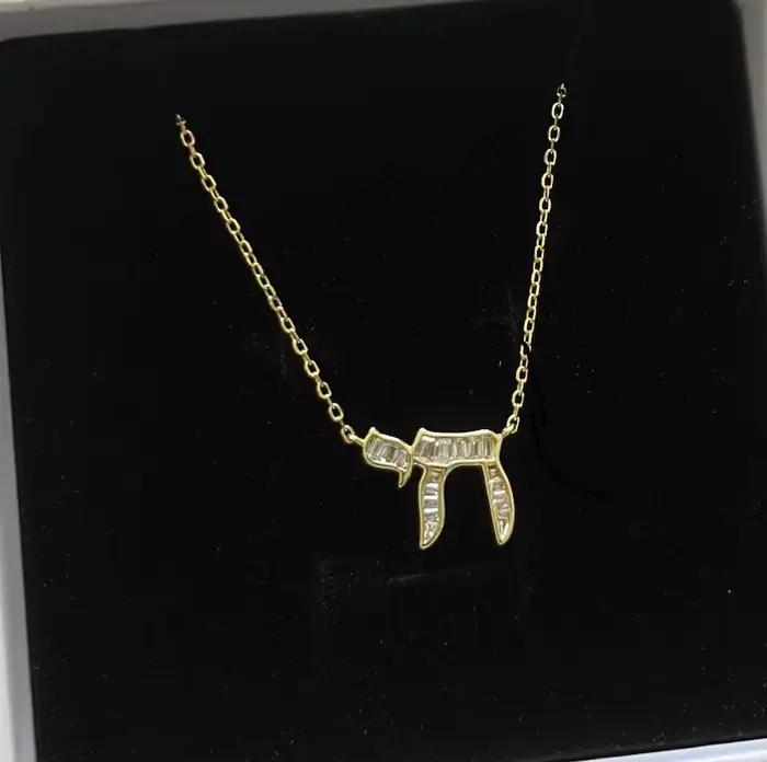 Collier Amulette Chai en Or avec Zircons Scintillants