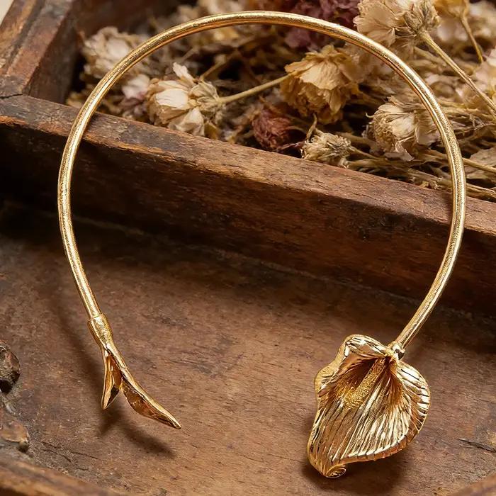 Parure de bijoux lys calla doré mat collier ras du cou ajustable bracelet floral pour femmes occasions spéciales usage quotidien cérémonies