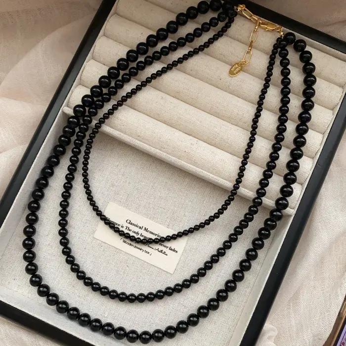 Collier long décoratif à perles superposées