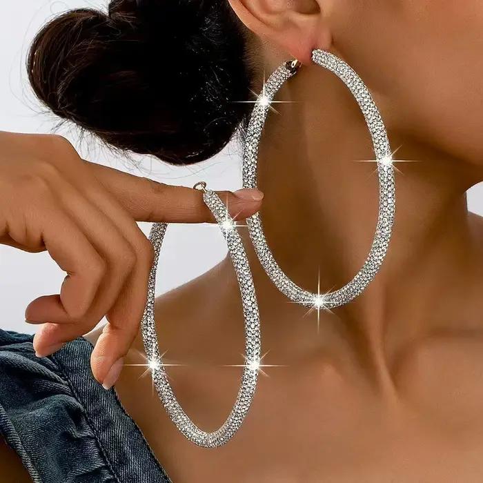 Une paire de boucles d'oreilles pour femmes de style européen et américain, grandes, sexy, uniques,
