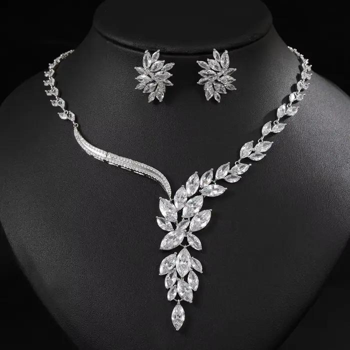 Ensemble élégant de collier et boucles d'oreilles en zircon pour femme, idéal pour les soirées, les