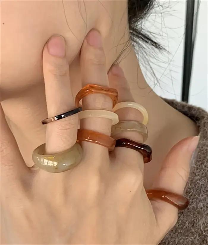 Bague multicolore en résine style rétro bohème pour femmes à porter et empiler pour toutes occasions