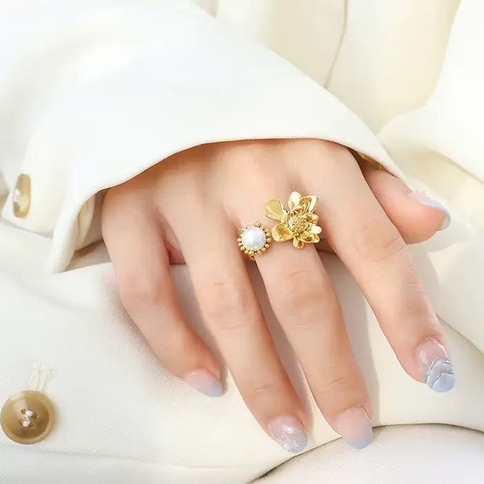 Bague rétro française pour femme motif floral perle plaqué or 18 carats style gothique élégant redimensionnable noir ou blanc