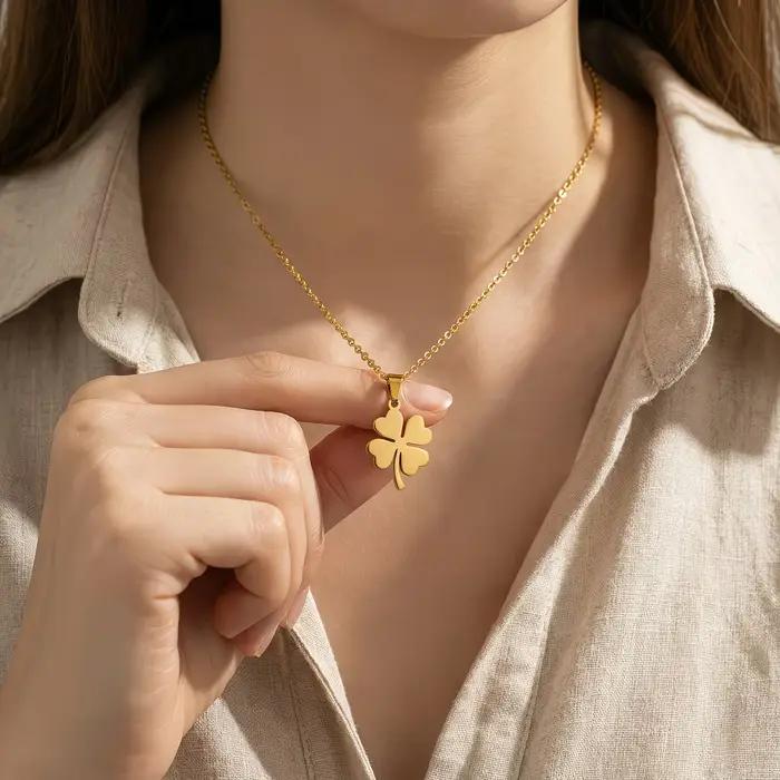 Collier pendentif trèfle à quatre feuilles en acier inoxydable pour femmes élégant et porte-bonheur pour tous les jours et occasions spéciales