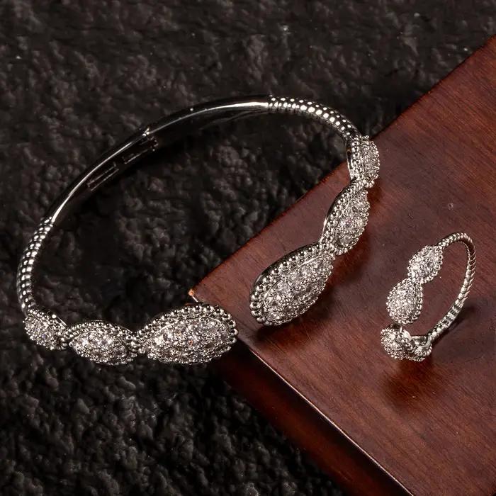 Ensemble de bijoux de luxe plaqué or 18 carats avec bracelet et bague sertis de cristaux carrés et d