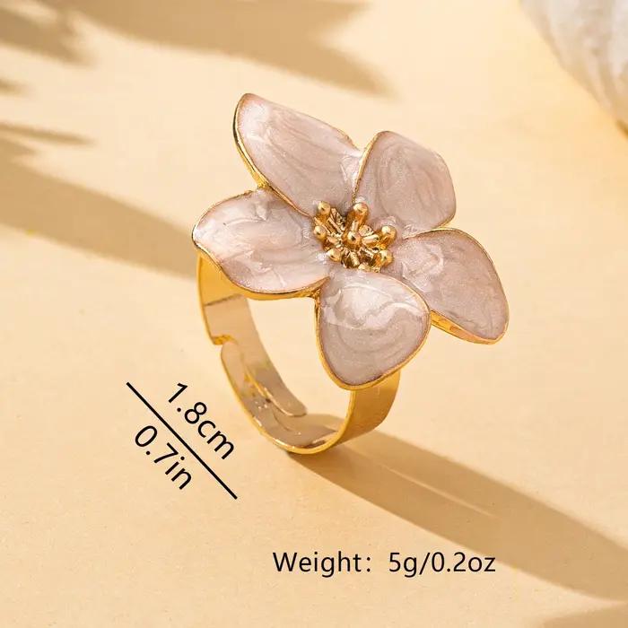 Une bague pour femme avec une technique goutte d'huile en forme de fleur