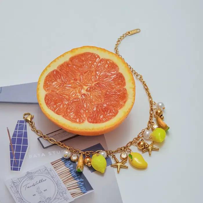 Bracelet à breloques en acier inoxydable avec motifs fruits exotiques et étoiles de mer pour femmes style moderne à offrir occasions spéciales