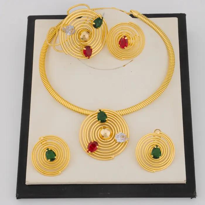 Nouvel ensemble de bijoux couleur or style 2026 : boucles d'oreilles cercle, collier, bague et brace