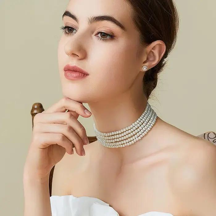 Collier ras du cou multicouche élégant en perles blanches pour femmes