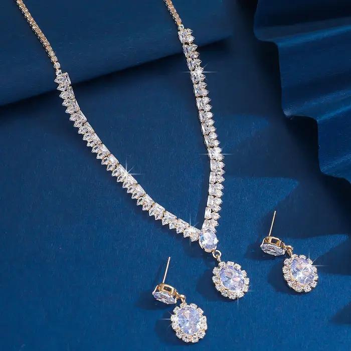 Ensemble collier et boucles d'oreilles en zircon - un bijou simple mais luxueux
