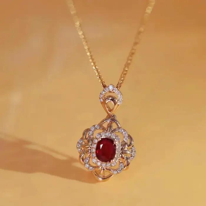 Collier classique avec pendentif en grenat brillant
