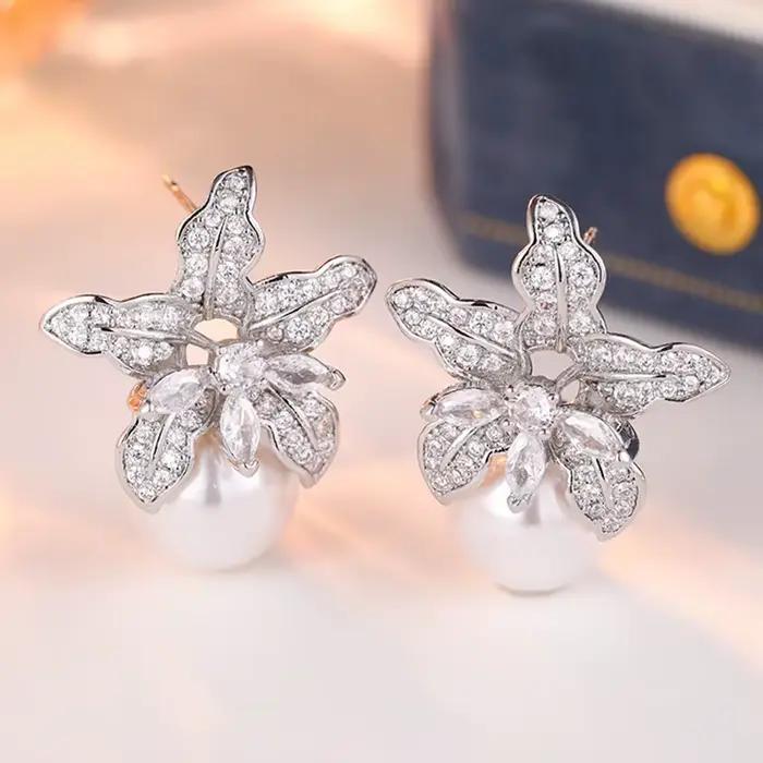 Boucles d'oreilles élégantes tendance forme de fleur incrustées de zircon synthétique et perles pour femmes occasions spéciales