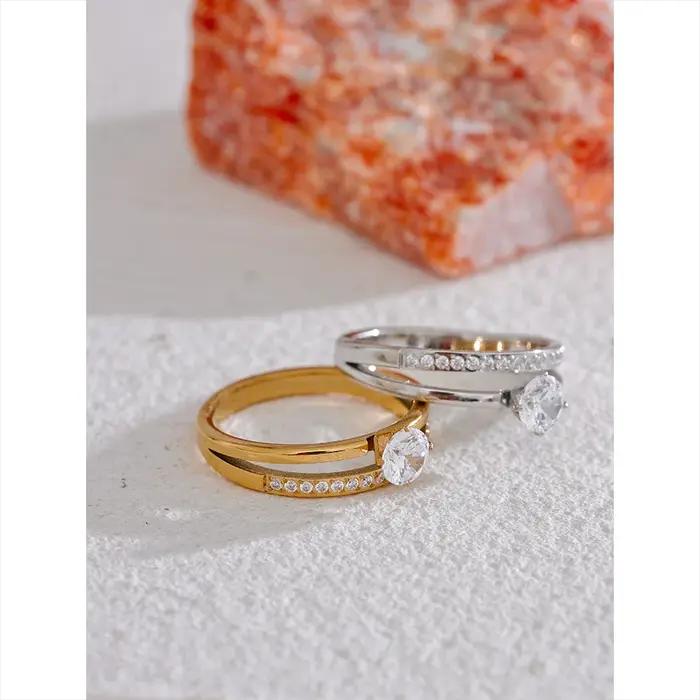 Bague en acier inoxydable Yhpup avec zircone cubique brillante et placage d'or véritable pour femmes occasions spéciales romantiques exquises