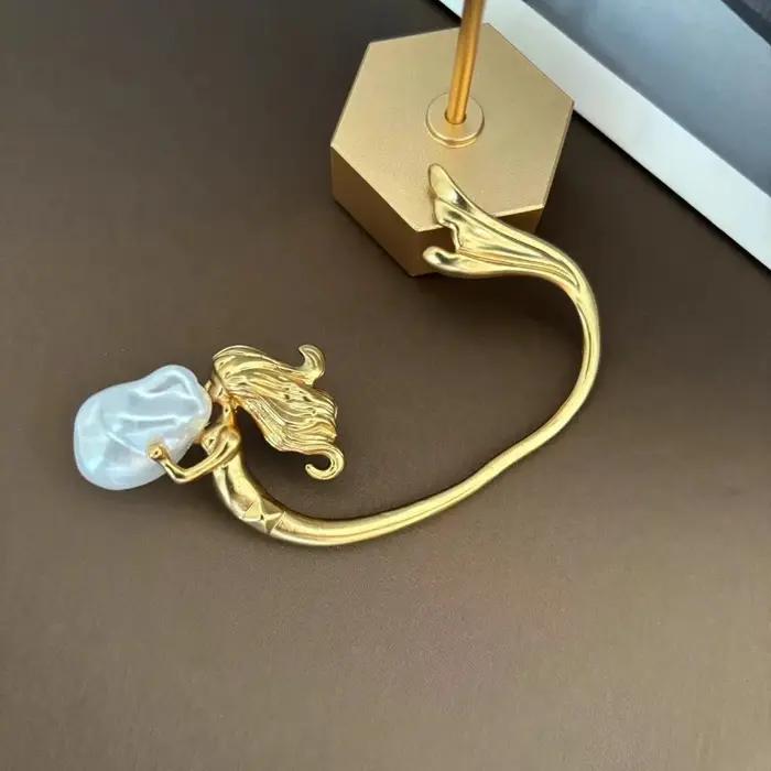 Boucles d'oreilles en laiton plaqué or avec perles baroques sirène