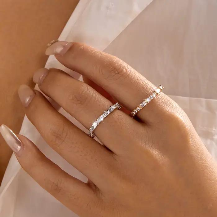 Bague en cuivre sertie de zircon unique pour femmes, bague de cocktail chic et minimaliste pour tous les jours et occasions spéciales