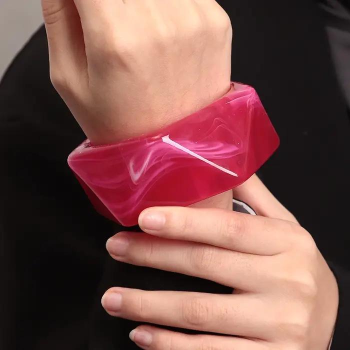Bracelet tendance en résine épaisse à facettes géométriques irrégulières pour femmes