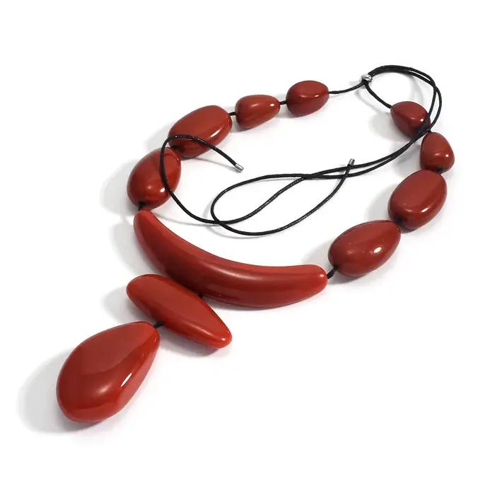 Collier bib rouge à grosses perles pour femme, réglable, avec cordon noir, pendentif audacieux en résine, style bohème, bijoux tendance