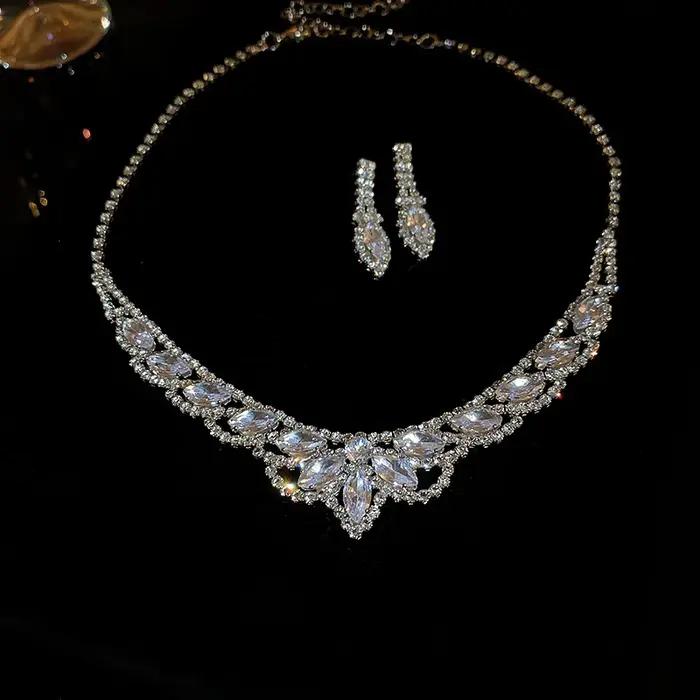 Collier et Boucles d'Oreilles en Forme de Gouttelettes d'Eau Incrustées de Strass Or et Or Jaune Clair Occasions Spéciales