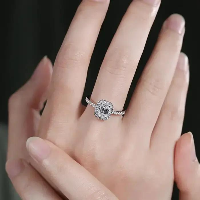 Bague de fiançailles LinkerLove en argent S925 avec moissanite taille émeraude 1 carat et halo de pierres latérales