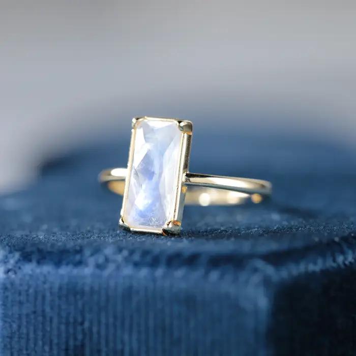 Bague Solitaire de fiançailles en pierre de lune naturelle