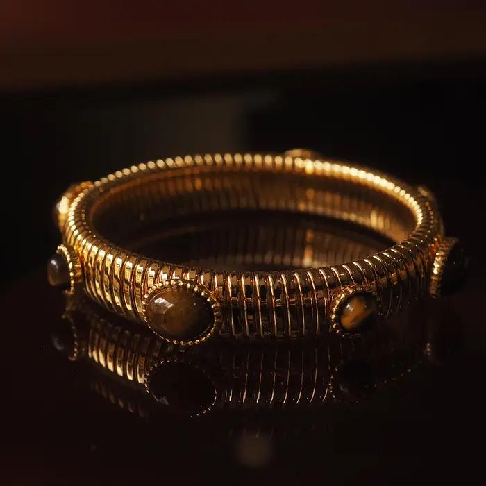 Un niche bracelet vintage de style européen et américain avec une élasticité à ressort et une agate turquoise et rouge à la mode
