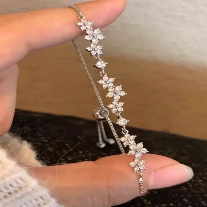 Bracelet fleur en zircone cubique scintillante pour femmes en alliage de zinc avec réglage de la lunette pour usage quotidien et soirées élégantes