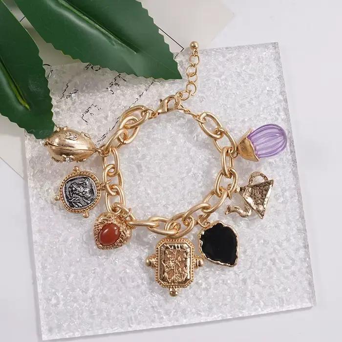 Bracelet à breloques dorées et pierres colorées à chaîne épaisse et longueur ajustable pour femme