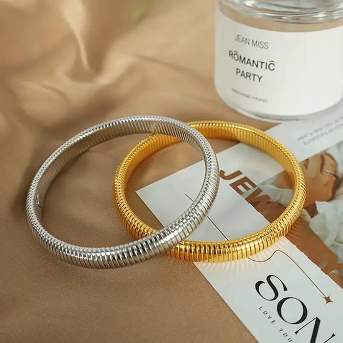 Bracelet en acier inoxydable imperméable plaqué or 18 carats unisexe pour hommes et femmes avec élasticité rétro et finition élégante pour toutes les occasions