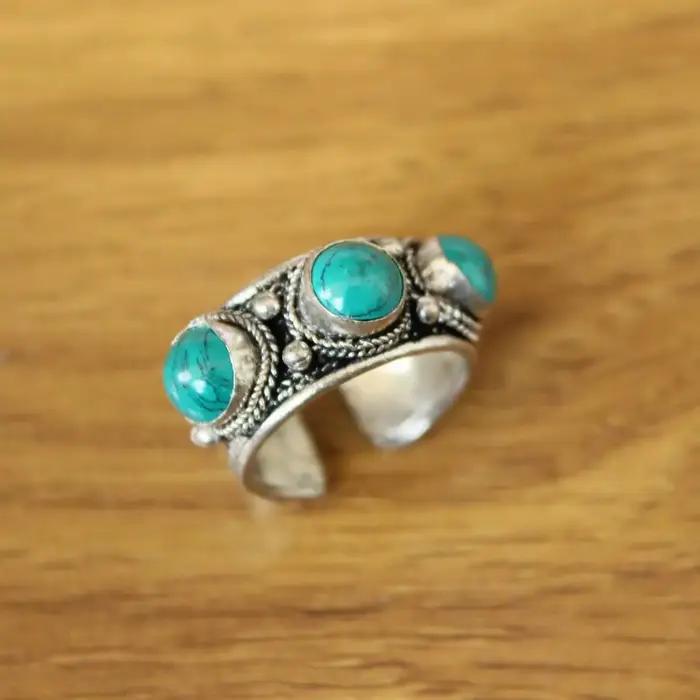Bague tibétaine en métal argenté incrusté de trois perles de pierre turquoise, dos ouvert, réglable,