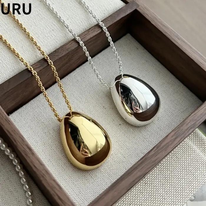 Collier avec pendentif en forme de larme en métal lisse pour femmes