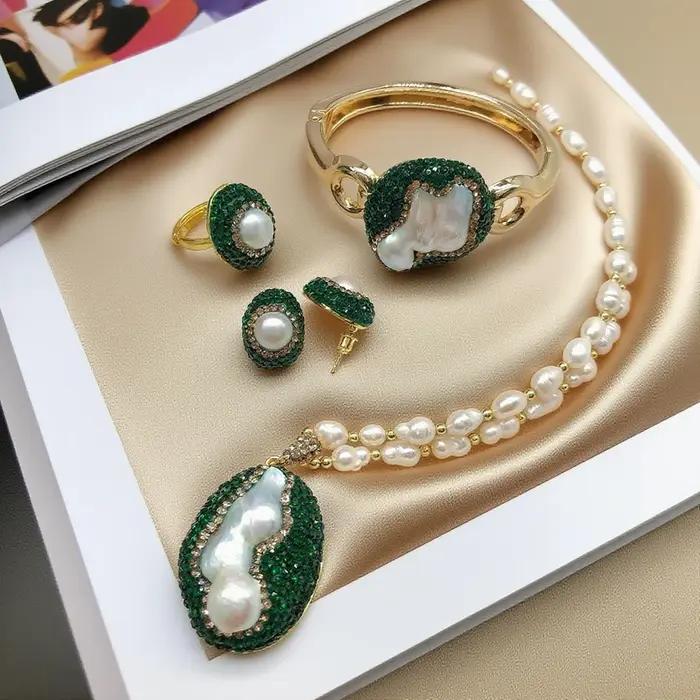 Ensemble de bijoux en cristal de perles d'eau douce naturelles avec plaquage or pour femmes, collier, bague et bracelet à offrir pour mariages, fêtes et occasions spéciales