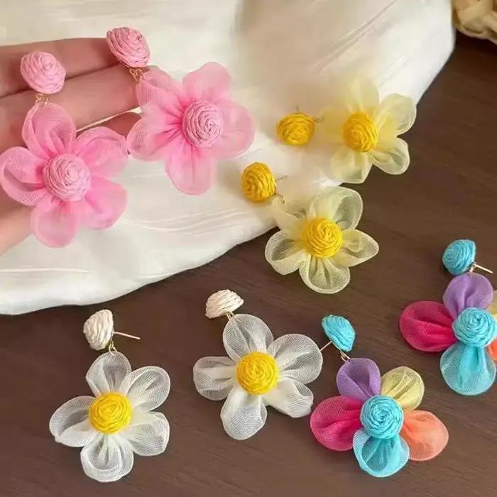 Boucles d'oreilles pendantes tendance faites à la main en raphia multicolore pour femmes