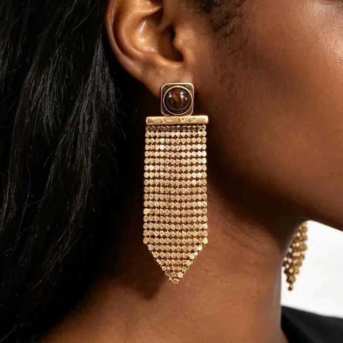 Boucles d'oreilles Art Déco martelées en maille dorée avec franges