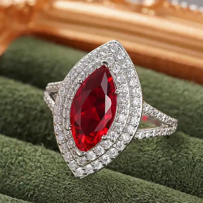 Bague de cocktail Huitan en laiton incrustée de zircone cubique rouge vif pour femmes, élégante et audacieuse à offrir pour toutes occasions spéciales
