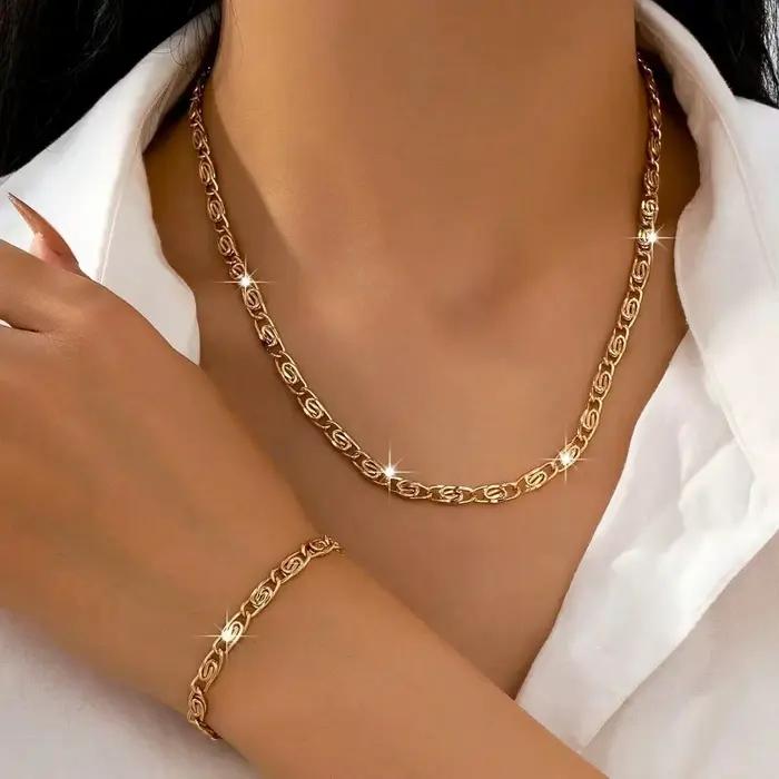 Un ensemble de colliers et de bracelets pour femmes sexy et décontractés, tendance, personnalisé et