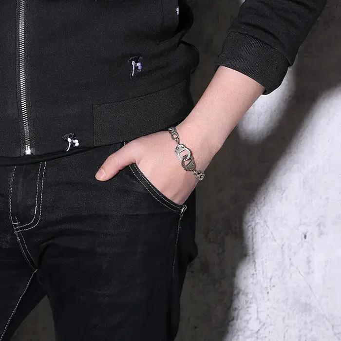Bracelet en acier inoxydable plaqué argent forme menotte élégant pour homme femme occasions diverses cadeau original