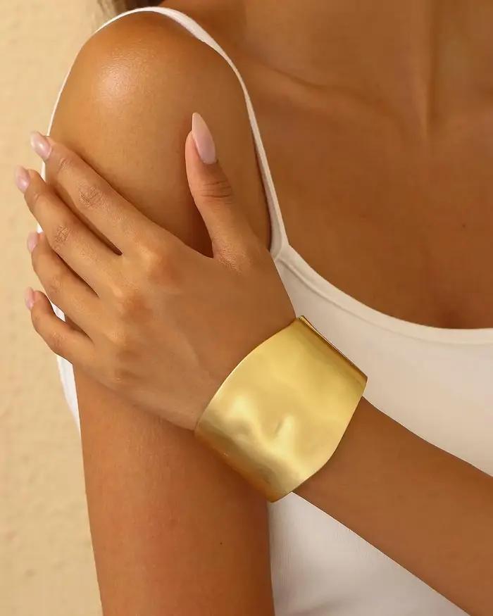 Bracelets en alliage de zinc plaqués or 14 carats pour femmes, style moderne et élégant, parfait pour les occasions spéciales et les cadeaux, bracelet de manchette avec fermeture à charnière, adaptable à toutes les tenues
