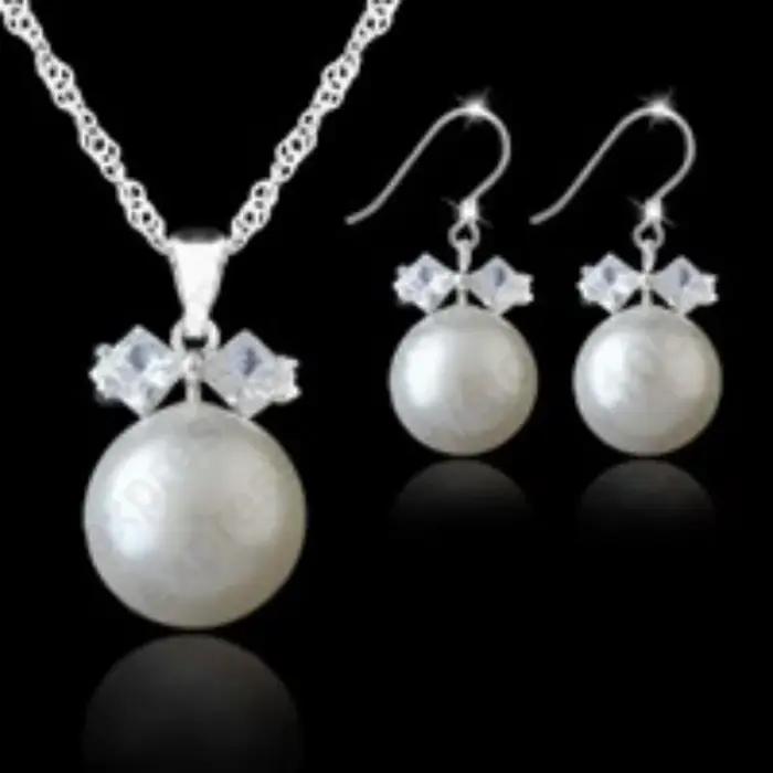 Ensemble de bijoux classiques avec pendentif en cristal, grande perle, nœud papillon, colliers et bo