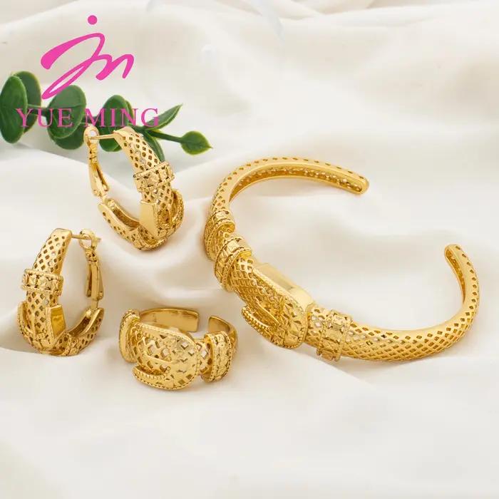 Ensemble de bijoux dorés pour femmes